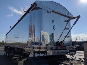 Porte avant dompeur, toile Elcargo. / Man door + ELcargo tarp dump trailer.