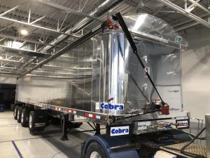 Photo montrant l'option pour remorques Cobra d'une toile multi engrenage / Picture that shows the multi-gear tarp option for Cobra trailers.