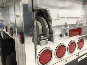 Photo montrant un crochet de porte en option pour dompeur de la marque Cobra. / Picture that shows door hook option for dump Cobra trailers.