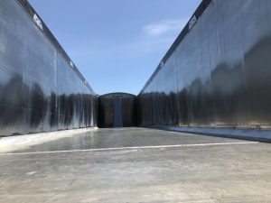 Photo montrant l'intérieur d'une boite de dompeur Cobra qui montre l'option d'un mur à poteaux / Picture that shows the inside of a dump Cobra trailer with post and panel walls as an option.