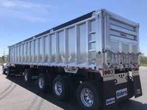 Photo montrant l'option de mur à poteau disponible pour dompeur Cobra / Picture that shows post and panel walls option on a Cobra trailer.