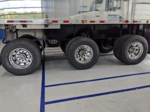 Photo des 3 essieux sur dompeur Cobra. / Photo of the three axles on the Cobra dump trailer.