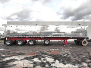 Photo d'un dompeur 4 essieux full lumière. / 4 axle dump trailer full light.