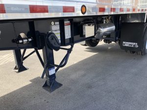 Photo d'un dolly à 2 vitesse sur une remorque Cobra.