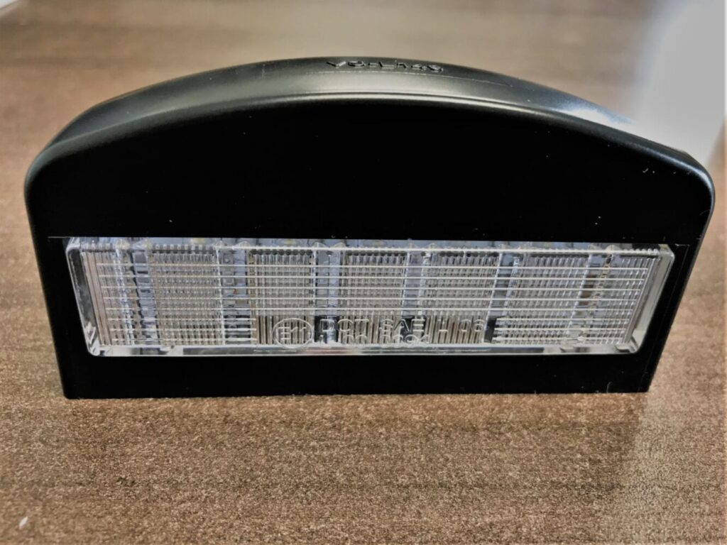 Photo d'une lumière pour plaque d'immatriculation pour remorques Cobra.